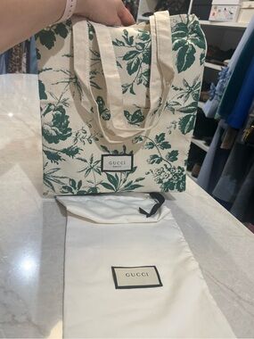 Bundle Gucci Novelty Tote Bag green 35 × 30cm  Gucci Silk dust bag New